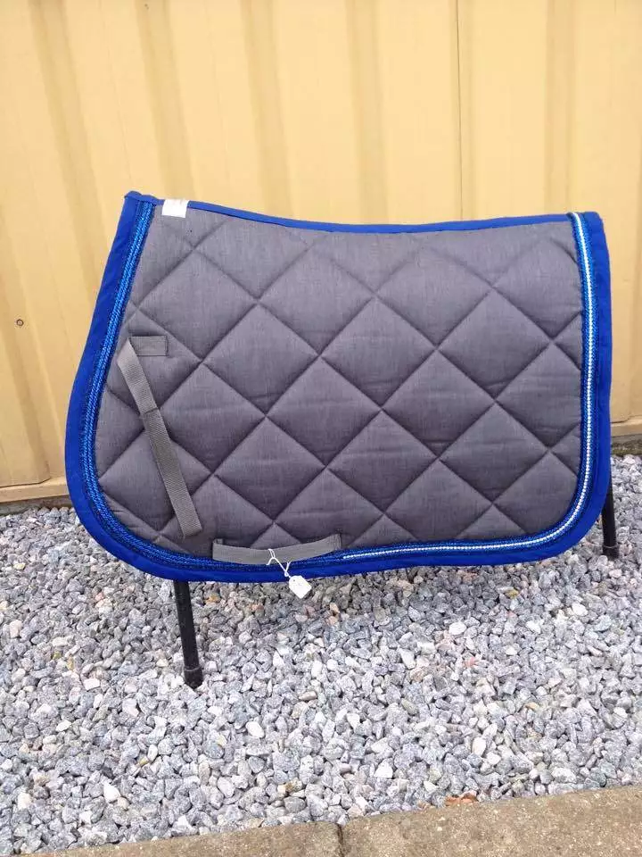 Cristina Sport springunderlag. Gråmeleret med royalblue pipings og Swarovski