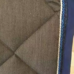 Cristina Sport springunderlag. Gråmeleret med royalblue og sølv piping