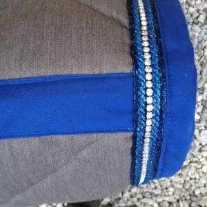 Cristina Sport springunderlag. Gråmeleret med royalblue pipings og Swarovski